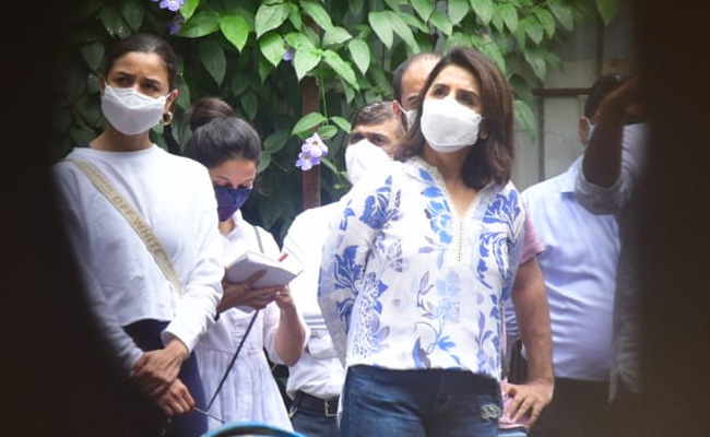 Alia Bhatt Accompanies Ranbir-Neetu To The Work-In-Progress Kapoor Bungalow