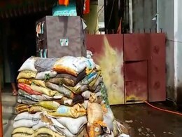 बंगाल में बीजेपी सांसद के आवास पर फेंके गए बम, पार्टी ने तृणमूल कांग्रेस पर लगाया आरोप बंगाल में बीजेपी सांसद के आवास पर फेंके गए बम, पार्टी ने तृणमूल कांग्रेस पर लगाया आरोप