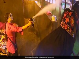 सपना चौधरी ने अर्शी खान के चेहरे पर छिड़का मच्छर मारने वाला स्प्रे, आवाम की चहेती का यूं आया रिएक्शन सपना चौधरी ने अर्शी खान के चेहरे पर छिड़का मच्छर मारने वाला स्प्रे, आवाम की चहेती का यूं आया रिएक्शन