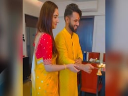 राहुल वैद्य और दिशा परमार ने यूं मनाया गणेश चतुर्थी का त्योहार, एक-दूसरे को खिलाया मोदक...देखें Video राहुल वैद्य और दिशा परमार ने यूं मनाया गणेश चतुर्थी का त्योहार, एक-दूसरे को खिलाया मोदक...देखें Video