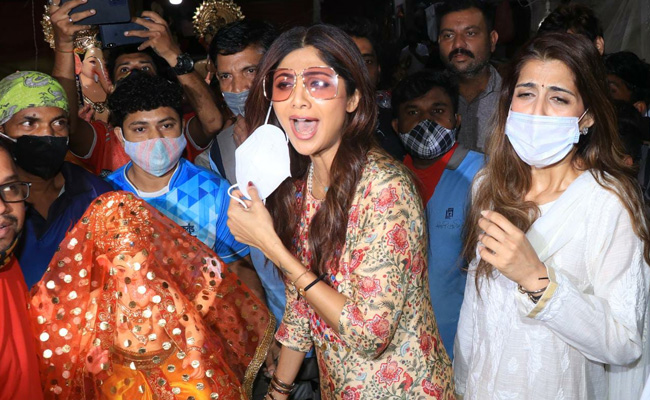 Ganesh Chaturthi 2021: "<I>Ganpati Bappa Morya</i>," Chants Shilpa Shetty As She Brings Bappa Home