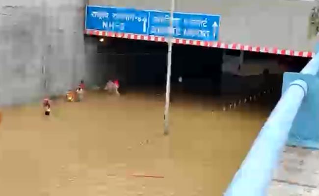 Video : दिल्ली की भारी बारिश में डूबा एय़रपोर्ट का अंडरपास, जान हथेली पर रखकर निकलते रहे लोग