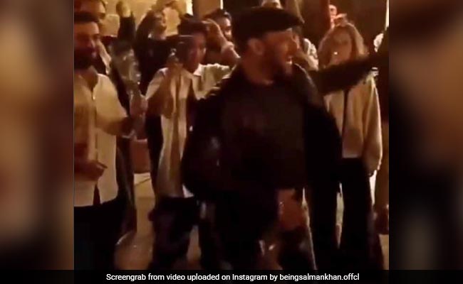 Viral: Salman Khan Dancing To <I>Jeene Ke Hain Chaar Din</i> In Turkey