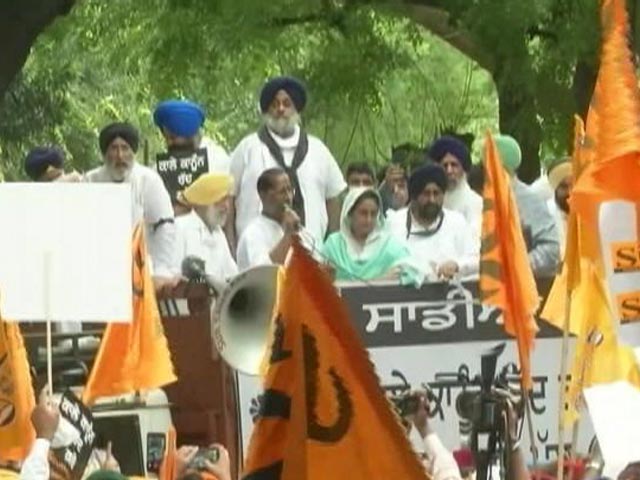 Akali's Sukhbir Badal, Harsimrat Kaur Detained In Delhi Over Farm Protest