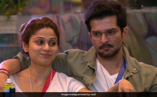 <I>Bigg Boss OTT</i>: Shamita Shetty's Mom Sunanda Calls Raqesh Bapat A "Gentleman In The House"