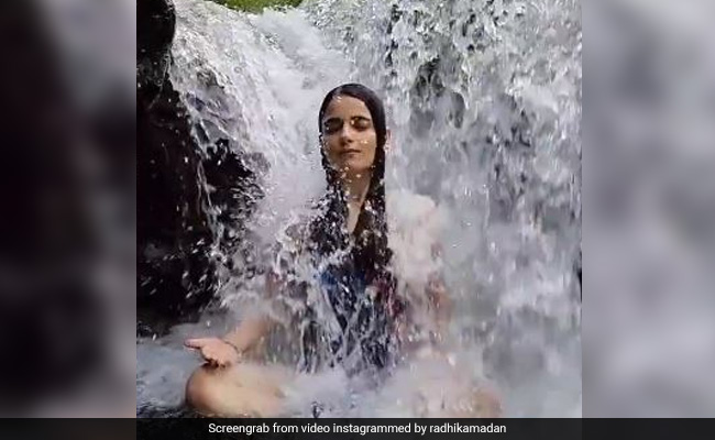 झरने के तेज पानी के नीचे मेडिटेशन करती नजर आईं राधिका मदान, देखें Video
