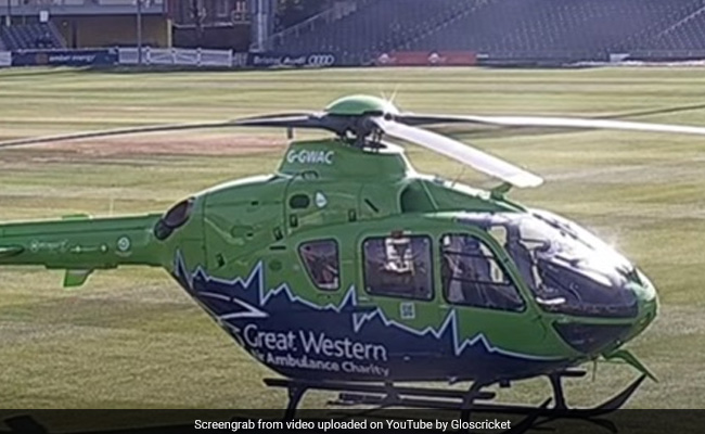 Video: लाइव मैच में अचानक मैदान पर उतर आया हेलीकॉप्टर, भागते दिखे खिलाड़ी