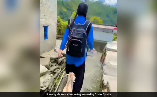 लड़की जा रही थी स्कूल, तो पूरे रास्ते उसके पीछे-पीछे गई बकरी, फिर किया कुछ ऐसा, Video ने जीता लोगों का दिल