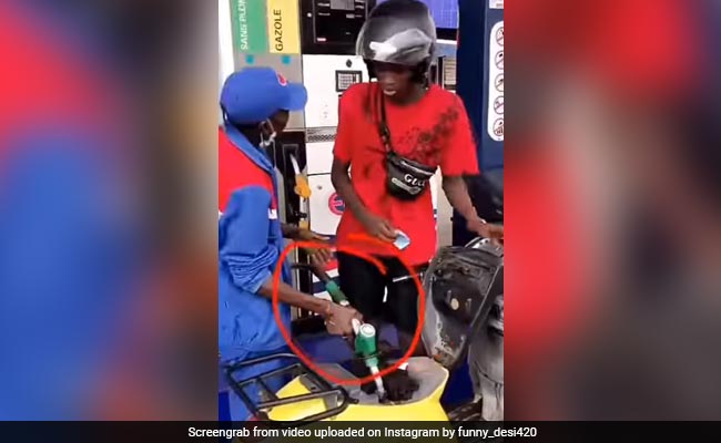 पेट्रोल भरवाने के बाद शख्स ने कर डाली ऐसी हरकत, लोग बोले- इतनी बचत भी अच्छी नहीं है भाई - देखें Video