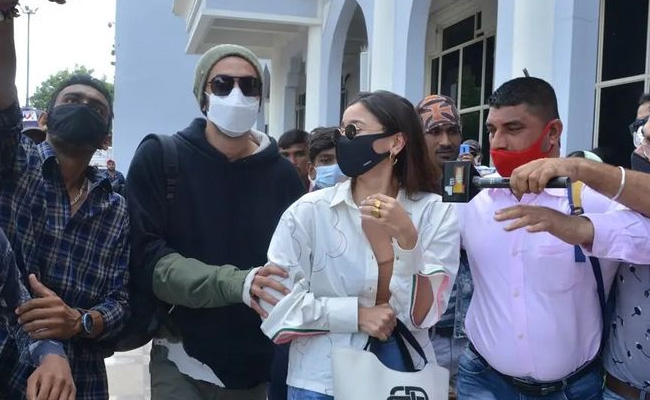 Mobbed, Ranbir Kapoor Escorts Alia Bhatt At Jodhpur Airport. See Pics