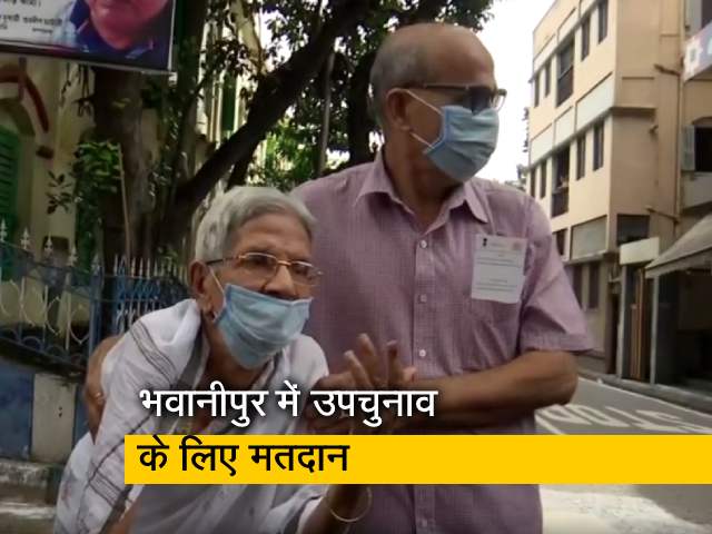 भवानीपुर उपचुनाव : 90 साल की बुजुर्ग ने किया मतदान