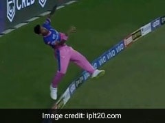 IPL 2021: मुस्‍ताफिजुर ने छक्के के लिए जा रही गेंद को रोकने के लिए खुद को बना लिया 'सुपरहीरो', मैक्सवेल भी चौंक गए- video