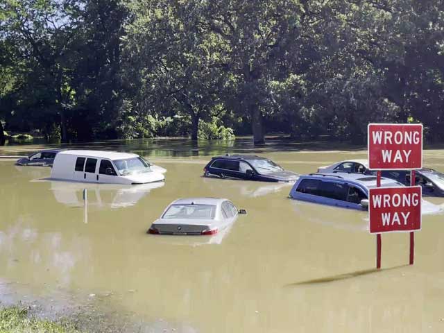 बाढ़ के पानी में खिलौनों जैसे तैरती नज़र आई गाड़ियां