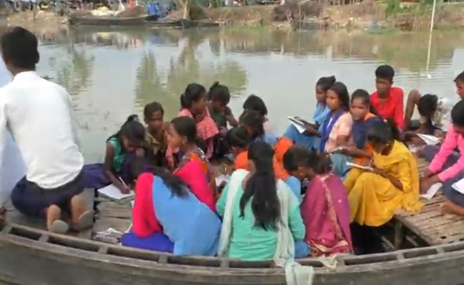 VIDEO: गंगा में तैरती नाव पर बच्चों की पाठशाला, बाढ़ में डूबा इलाका तो निकाली अनोखी तरकीब