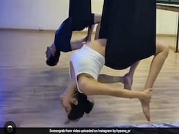 छत पर चमगादड़ की तरह लटके नजर आए Janhvi Kapoor और Varun Dhawan, जानें क्या है माजरा छत पर चमगादड़ की तरह लटके नजर आए Janhvi Kapoor और Varun Dhawan, जानें क्या है माजरा