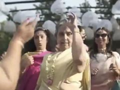 शादी में दुल्हन की दादी ने आमिर खान के गाने पर किया जबरदस्त डांस, खंभे जैसी खड़ी है पर लगाए जबरदस्त ठुमके - देखें Video