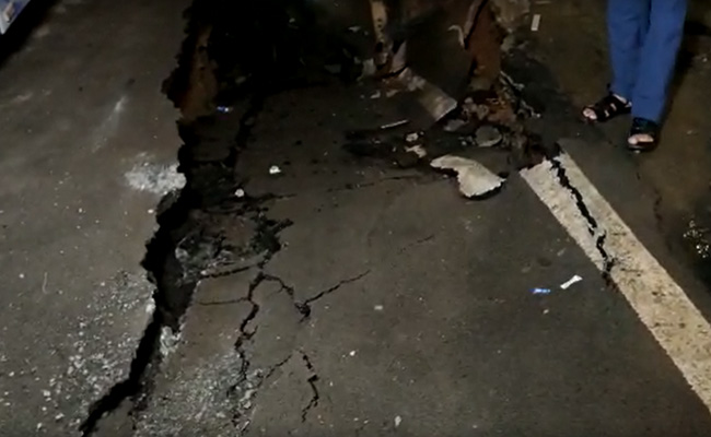 VIDEO: लगातार बारिश से धंस गई दिल्ली की प्रमुख सड़क, बस और दोपहिया को क्रेन से निकाला गया