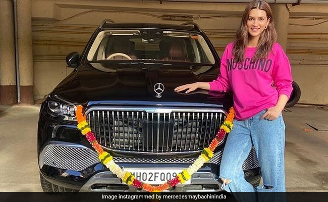 Kriti Sanon ने खुद को गिफ्ट की ये शानदार लग्जरी कार, 2.43 करोड़ है कीमत- देखें Photo