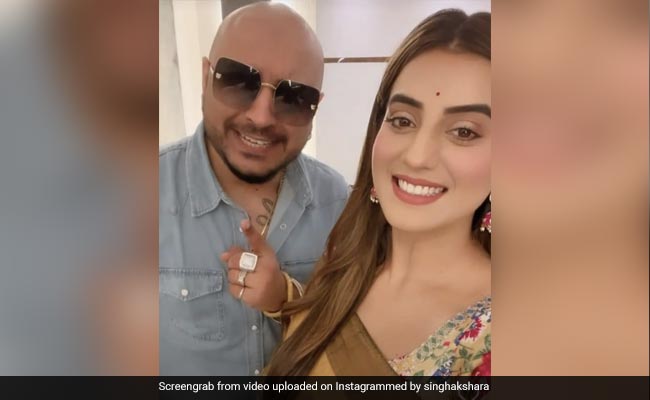 अक्षरा सिंह ने सोशल मीडिया पर इस अंदाज में की वापसी, फैन्स ने यूं किया स्वागत...देखें Video