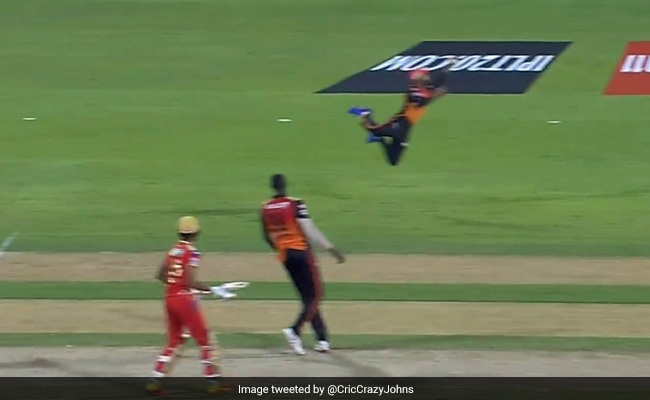 सुपरमैन बन गया यह अंजान खिलाड़ी, एक हाथ से लिया IPL का बेस्ट कैच, गेंदबाज-बल्लेबाज भी हैरान- Video