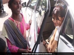सड़क पर बच्चों ने की जैकलिन फर्नांडीस की तारीफ, एक्ट्रेस ने गाड़ी रोक किया ऐसा- देखें Video सड़क पर बच्चों ने की जैकलिन फर्नांडीस की तारीफ, एक्ट्रेस ने गाड़ी रोक किया ऐसा- देखें Video