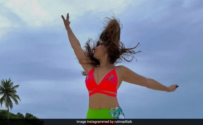 रुबीना दिलैक बीच पर यूं चिल करती आईं नजर, जमकर वायरल हो रही हैं तस्वीरें