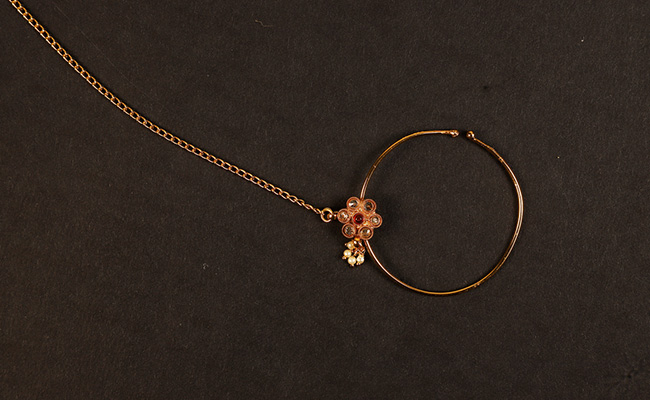 Add Dazzle To Your Every Attire With These Stunning Gold Nose Pins