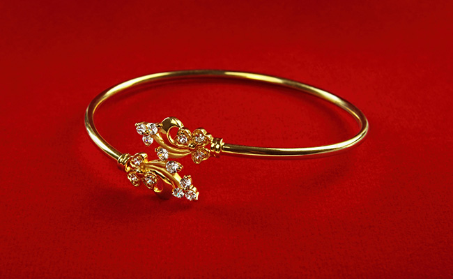 A Little Gold Never Hurt Anybody And Neither Do These Dainty Gold Bracelets