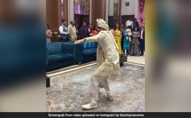 दुल्हन ने स्टेज पर जैसे ही की एंट्री, दूल्हे ने स्वागत के लिए किया धमाकेदार डांस, वीडियो ने जीता लोगों का दिल