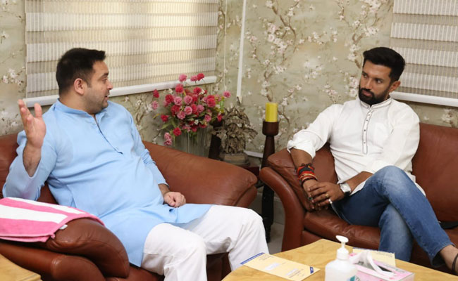 तेजस्वी यादव से मिले चिराग पासवान, पिता की बरसी में आने का दिया न्यौता