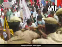 Farmer Bodies Stage Protests Across Tamil Nadu During <i>Bharat Bandh</i> Farmer Bodies Stage Protests Across Tamil Nadu During <i>Bharat Bandh</i>