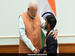 "हर भारतीय के चेहरे पर मुस्कान" : PM ने कृष्णा नागर को फोन कर पैरालंपिक्स में गोल्ड जीतने पर दी बधाई "हर भारतीय के चेहरे पर मुस्कान" : PM ने कृष्णा नागर को फोन कर पैरालंपिक्स में गोल्ड जीतने पर दी बधाई