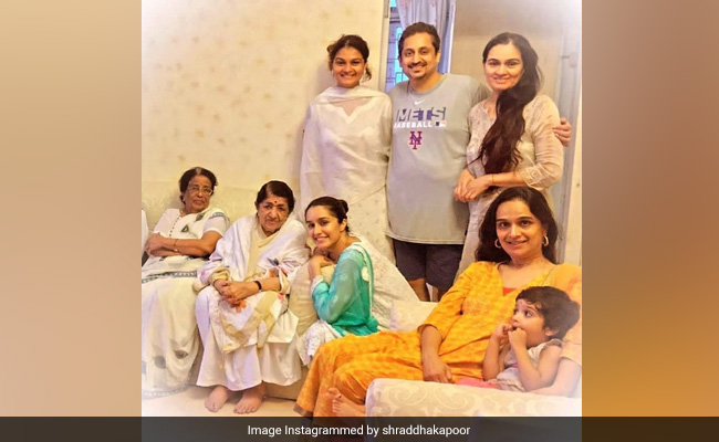 In Shraddha Kapoor's Fam-Jam Pic, Grand <I>Aaji</i> Lata Mangeshkar Is The Centre Of Attention