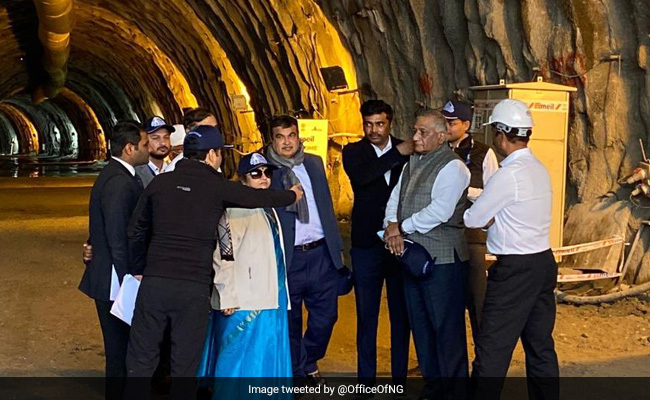 नितिन गडकरी ने लिया जोजिला सुरंग का जायज़ा, दिसंबर 2026 तक बनकर तैयार होने की उम्‍मीद
