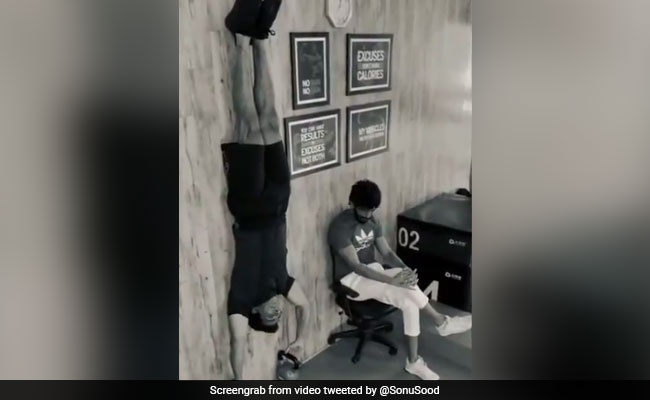 सोनू सूद ने शेयर किया हैवी वर्कआउट Video, बोले- ये स्टंट बहुत खतरनाक है