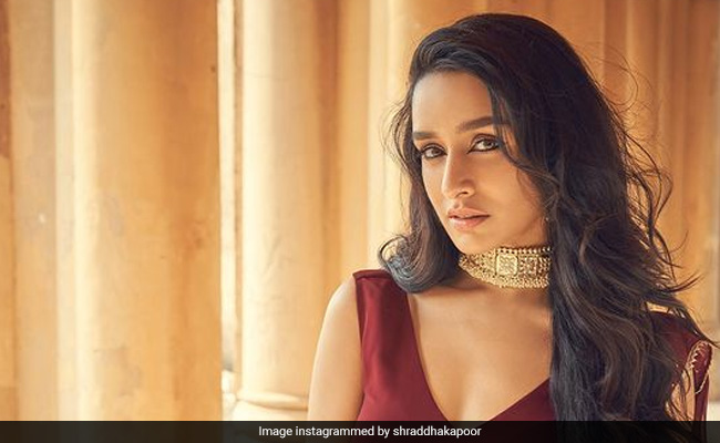 Bollywood Trends : Wine Outfit में Shraddha Kapoor ने दिखाया देसी लुक