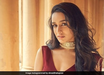 Shraddha Kapoor Digs Into Some Crunchy Chaat; Ranveer Singh Reacts Shraddha Kapoor Digs Into Some Crunchy Chaat; Ranveer Singh Reacts
