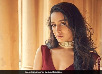 Shraddha Kapoor Digs Into Some Crunchy Chaat; Ranveer Singh Reacts