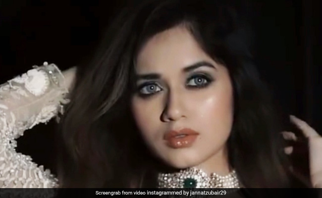 आंखों में लेंस लगा नए लुक में दिखीं जन्नत जुबैर, फैंस बोले-आंखों की गुस्ताखियां माफ हो... आंखों में लेंस लगा नए लुक में दिखीं जन्नत जुबैर, फैंस बोले-आंखों की गुस्ताखियां माफ हो...