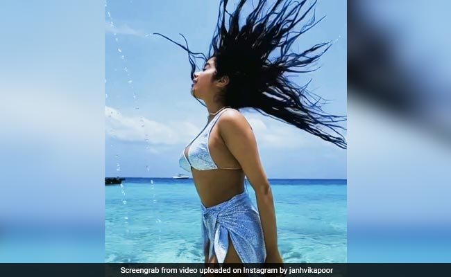 Janhvi Kapoor पूल में यूं बालों को झटकती आईं नजर, देखते रह जाएंगे एक्ट्रेस का ये ग्लैमरस अंदाज