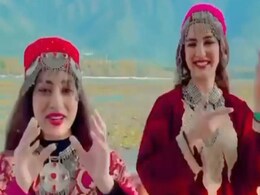 कश्मीरी लड़की बन जैस्मिन भसीन ने ‘बुमरो बुमरो’ गाने पर किया डांस, क्यूटनेस से भरा Video हुआ वायरल कश्मीरी लड़की बन जैस्मिन भसीन ने ‘बुमरो बुमरो’ गाने पर किया डांस, क्यूटनेस से भरा Video हुआ वायरल