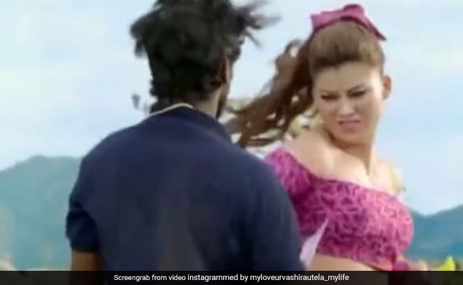 उर्वशी रौतेला की शख्स से हुई जोरदार हाथापाई, घूसे और लातों से किया चित्त- देखें Video