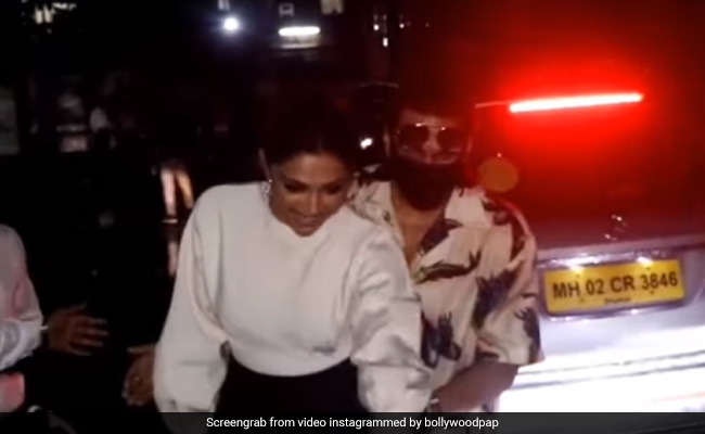 फोटोग्राफर्स की चप्पल पर पड़ी दीपिका पादुकोण और रणवीर सिंह की नजर, Video में देखें फिर क्या हुआ