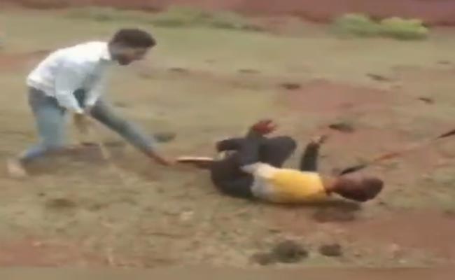 मध्यप्रदेशः बेल्ट से बांधकर युवक की बेरहमी से पिटाई, लड़की के परिजनों ने लगाया छेड़खानी का आरोप