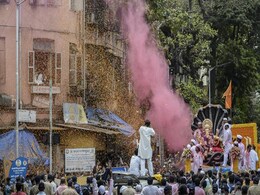 मुंबई : गणेश प्रतिमा विसर्जन के दौरान शिवसेना के ठाकरे और शिंदे गुट आमने-सामने, गोलीबारी के आरोप  मुंबई : गणेश प्रतिमा विसर्जन के दौरान शिवसेना के ठाकरे और शिंदे गुट आमने-सामने, गोलीबारी के आरोप