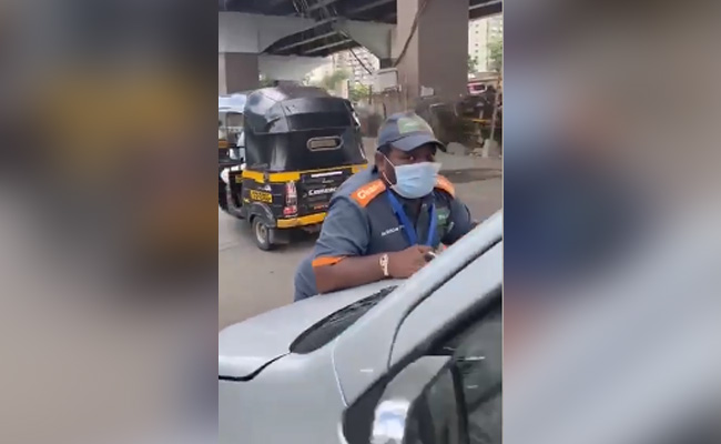 जुर्माने के लिए कार को रोकने के दौरान बोनट पर ही अटका रह गया मुंबई नगरीय निकाय का मार्शल