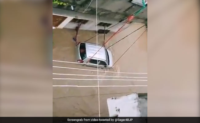 बाढ़ में कार बह न जाए इसलिए शख्स ने किया गजब जुगाड़, रस्सी का झूला बनाकर घर की छत से ऐसे बांधी कार - देखें Video