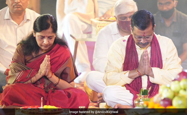 Arvind Kejriwal Performs Ganesh Chaturthi <i>Puja</i> On Banks Of Yamuna