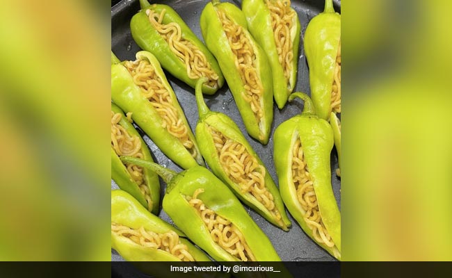 सोशल मीडिया पर वायरल हुई भरवां मैगी मिर्च की फोटो, तो लोग बोले- ऐसी रेसिपी बनाने वालों को मिलनी चाहिए सज़ा