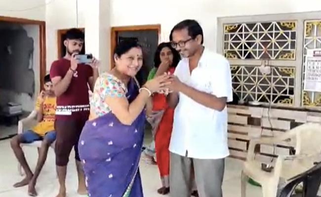 IIT Graduate Ranks 45 In UPSC Exam, His Father Sells Clothes On Cycle